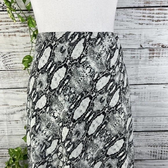 Socialite Skirt size Medium Black White Faux Snake Bias Sheer Knee A Line Modest - Picture 4 of 10